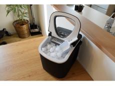 アイスペール代わりに卓上に置ける便利なコンパクト高速製氷機。家飲みにもBBQにも使える