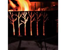 コールマンの人気焚火台専用の風防「KOMOREび」100台限定販売。四季を表現したイラストが炎で浮かび上がる