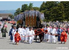 新緑の京都を王朝浪漫あふれる行列で彩る葵祭「路頭の儀」が4年ぶりに開催。有料観覧席販売中