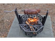 最高のキャンプ飯！ぐるぐる回して塊肉を焼ける「狩猟型焚火台インフィニティ」を持って出かけよう