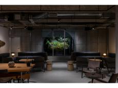 「RAKURO 京都 by THE SHARE HOTELS」の新ゲストラウンジ＆レストラン。京都御所の要素を取り入れた空間に
