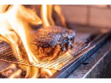 町田「薪焼ステーキコケット」の期間限定 熟成サーロイン×ラムコース。旨味と薫りを楽しめる赤身肉を堪能