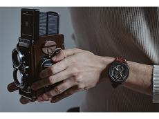 ヴィンテージカメラファン垂涎の“腕時計”。二眼レフをモチーフとした「TWIN LENS」の500本限定新作モデル