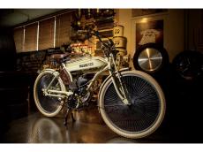 昭和のエンジン付き自転車“バタバタ”をオマージュした「RETRO BIKE」MOONEYESバージョン