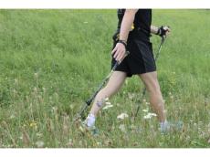 その運動を無駄にしない！スマホで歩行を分析・記録できるイタリア発のウォーキングポール「e-poles」
