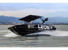 LEON×muta MARINE×CENTURION BOATSがトリプルコラボ。特別デザインのウェイクサーフィン専用ボート誕生