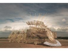 島根の砂浜に歩くビーストが出現。科学と芸術を横断するオランダのアーティスト、テオ・ヤンセン氏の世界