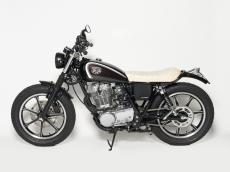 世界6台限定｜DEUS EX MACHINAの最新カスタムが施された「YAMAHA SR400 Final Edition」