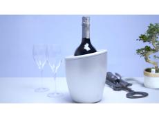 “アウトドアワイン”をもっと美味しく楽しめる、オシャレで便利なイタリア製ワインクーラー「WEGG」