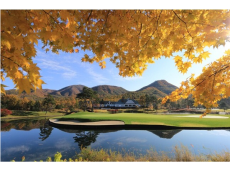 北軽井沢の「あさま空山望」で、ヘリ送迎やリゾートゴルフが楽しめるプレミアムな秋旅を