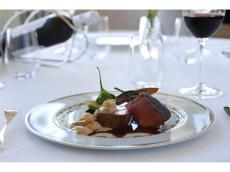 「レストラン西洋銀座」のラグジュアリーなランチは、魚と肉の両方が楽しめるダブルメインのコース
