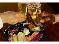 福岡で人気の「福岡ボルドーワイン祭り」が新宿で開催。ボルドーの街角風の会場でワインやフードを楽しもう