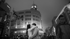 国籍をこえた愛の瞬間——モノクロ写真展 「GINZA LOVE STORIES」が銀座で開催
