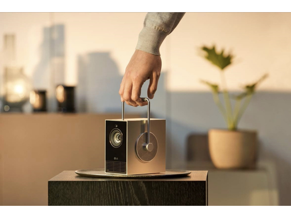 ミニマルデザインが魅力の超小型4Kレーザープロジェクター「LG