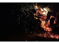 新アウトドアブランド「薄暮舎」が“熾火”を楽しめる逆三角錐型の焚火台「熾火台」を発売！