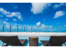沖縄の海と空を一望するルーフトップバー！「HOTEL SANSUI NAHA」でロマンチックなデートを