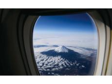 旅客機の窓から見える美しい風景が日めくり感覚で楽しめる写真集。『空旅ごよみ365日』が発売