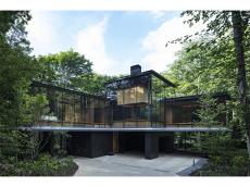 豊かな自然と融合したガラス張りの建築「NOT A HOTEL KITAKARUIZAWA」の「IRORI」で満ち足りた休日を