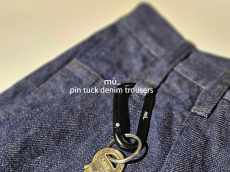 大人デニムの新境地！mù_の「PIN TUCK DENIM TROUSERS」が、自由なスタイルを叶える