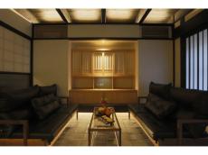 ラグジュアリーな一棟貸し宿に泊まる京都の旅。四条烏丸のアート町家宿「季楽 京都 凛葩」がリニューアル