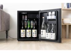 “自分だけの酒蔵”を！ 一升瓶が丸ごと4本入る「お酒のための小型冷蔵庫」が期間限定で販売中