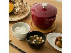 深みのある赤が印象的！米が美味しく炊ける「STAUB ラ・ココット de GOHAN」の限定色