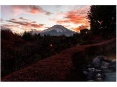 新しい年の“初ととのい”にも！ 富士山の絶景とつながるガラス張りのキューブサウナ「富嶽蒸景」