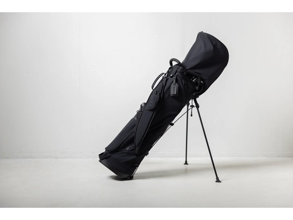 & GOLF」初のキャディバッグ誕生。ミニマルデザインと革新機能で