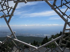 冬の氷で涼む夏。ひのきの展望台「六甲枝垂れ」から神戸を見る