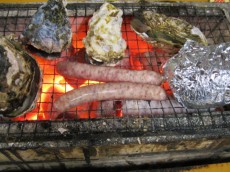 本場広島のかき小屋で炭火で焼くミルキーな牡蠣を堪能