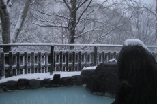 岩手の名湯・松川温泉「峡雲荘」の混浴雪見風呂で温まる