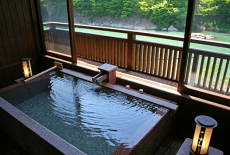 景勝百選「鷹の巣温泉」で湯浴みを愉しむ「四季の郷 喜久屋」