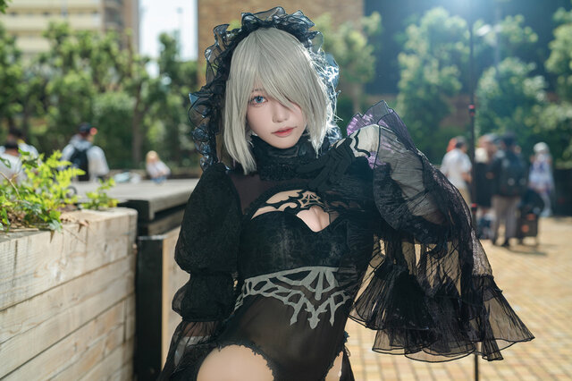 【コスプレ】黒ドレスを纏った「2B」が息を呑む美しさ！巧みなポージングで、エレガント&セクシーに表現