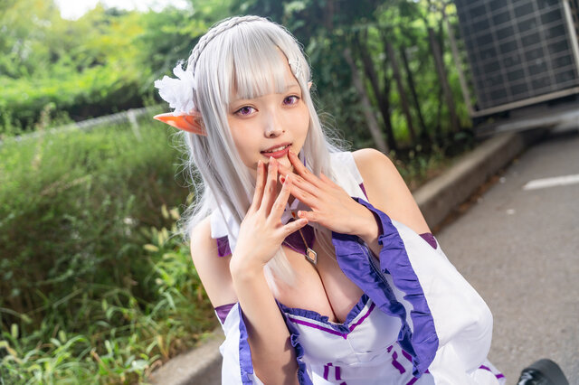 【コスプレ】「リゼロ」エミリアの美女レイヤー、スタイル抜群でまさに“実写版”クオリティー【写真14枚】