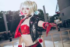 【コスプレ】くびれが際立つスタイル！ハーレイ・クインの美女レイヤーが妖艶【写真9枚】