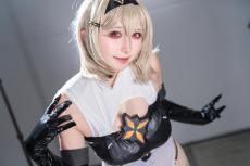 【コスプレ】『NIKKE』「レッドシューズ」がコミケ参戦！真っ赤なシューズと色白グラマラスボディの対比が鮮烈