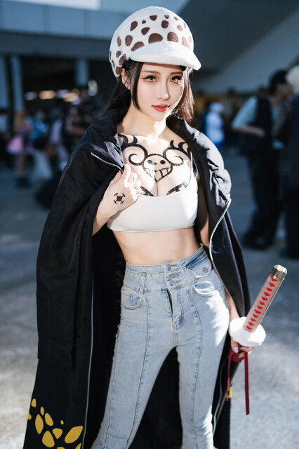 【コスプレ】はちきれんばかりの肉体美！台湾美女による「ONE PIECE」ローの女体化再現度がモノ凄い【写真12枚】