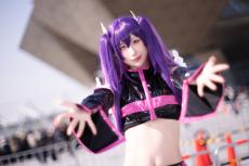 コスプレ】癒しの笑顔と美くびれ際立つ漆黒コスチュームが似合いすぎ