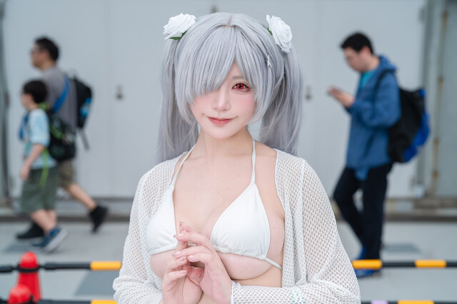 コスプレ】白い夏衣装にきらめく圧巻の美ボディにうっとり！『NIKKE