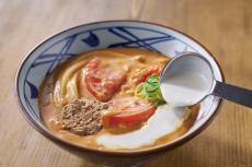 丸亀製麺とTOKIO 松岡 昌宏さん共創の自信作！『豆乳仕立ての冷やしトマたまカレーうどん』
