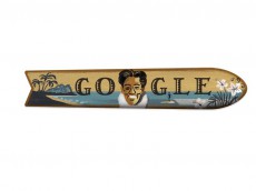 Googleロゴが米国のメダリストスイマー兼サーファーの生誕125周年を記念したイラストに！