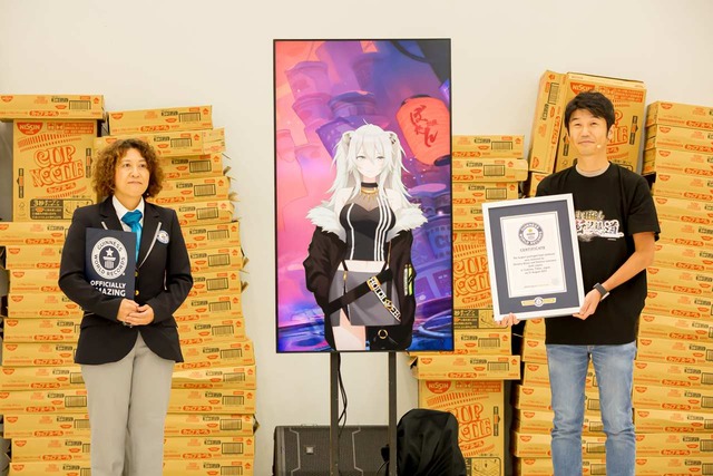 【激レア】獅白ぼたん　世界に1つしかないトロフィー VTuber獅白ぼたん、ギネス世界記録達成！約3万個のカップヌードルを