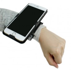 ポケモンGoにも役立つiPhoneを手首に装着できるリストバンド型ホルダー