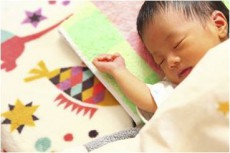 9月3日は睡眠の日（ぐっすりの日）。睡眠ホルモンと母乳の関係と日本人の睡眠時間について考察