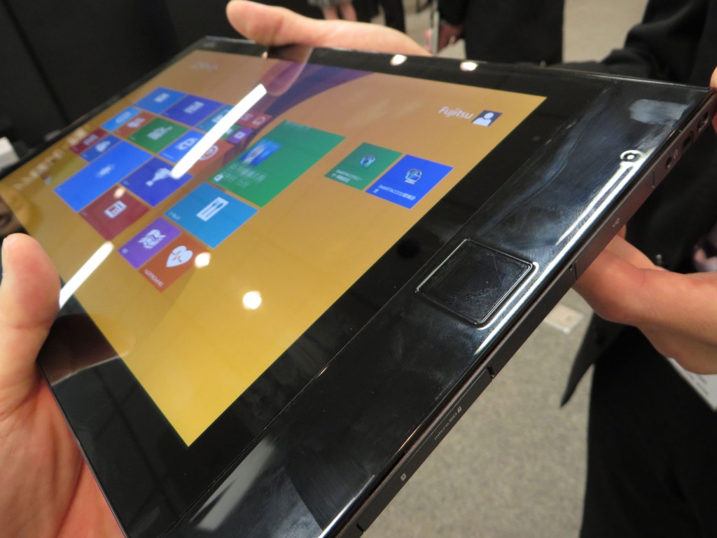 富士通から手のひら静脈認証センサー内蔵タブレット「ARROWS Tab Q704 富士通から手のひら静脈認証センサー内蔵タブレット「ARROWS Tab Q704