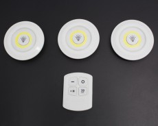 1台のリモコンで3個までのLEDライトを操作できる「電池式LEDライト3個セット（リモコン付き）」