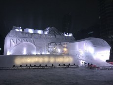 さっぽろ雪まつり会場に気笛が響き、大雪像に貨物列車が浮かび上がる