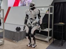 川崎重工、人型ロボ最新モデル「Kaleido 9」公開 人型にこだわるワケは