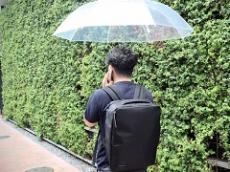 「傘を差しても濡れる……」　ビジネスパーソンの悩みに応え、青山・ミズノが新バックパック発売