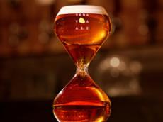 なぜ、ビール会社が「飲みづらいグラス」を開発したのか　あえて“逆行”には意味がある